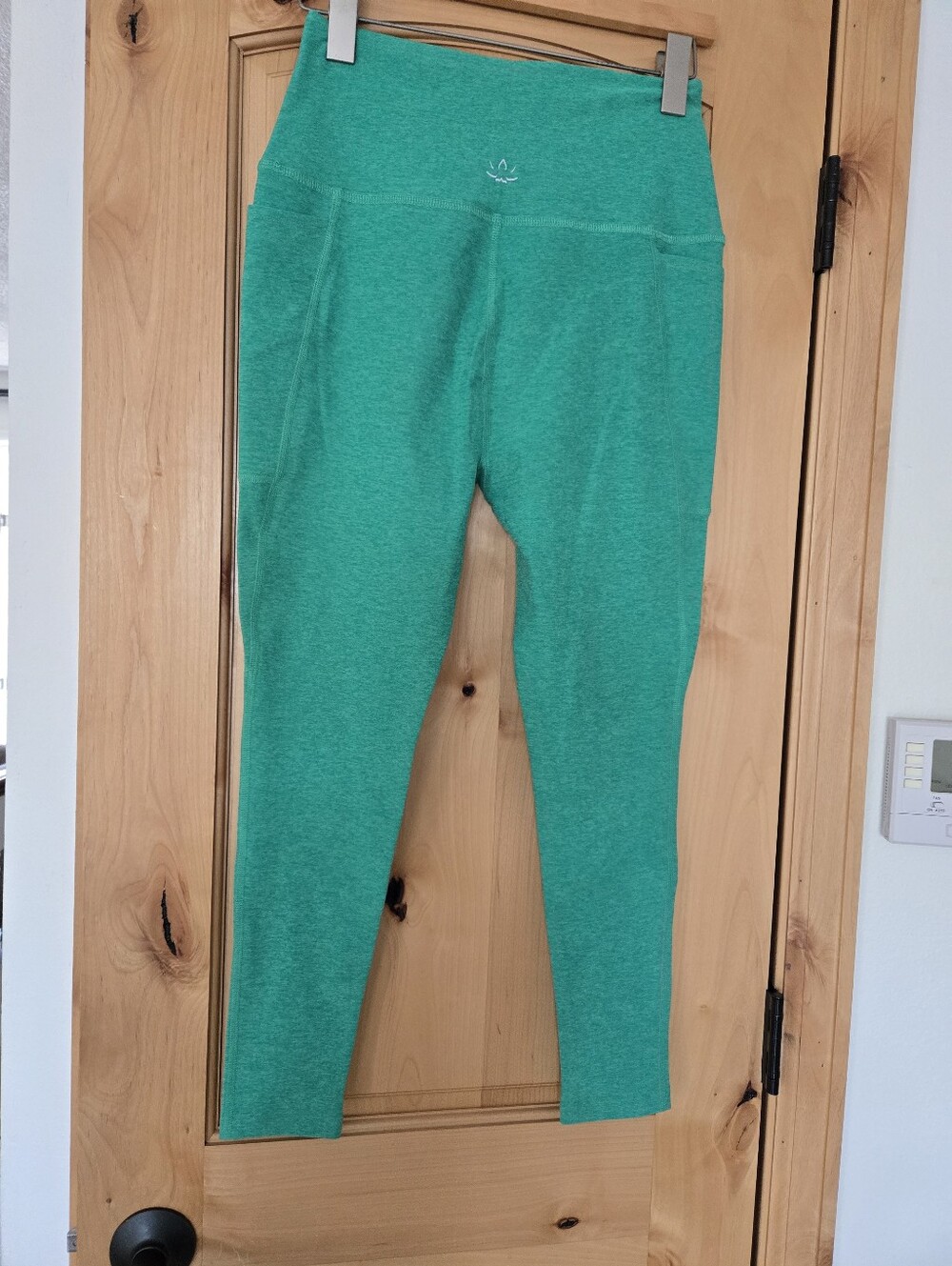 Beyond Yoga Women's Green Leggings With Pockets XL
